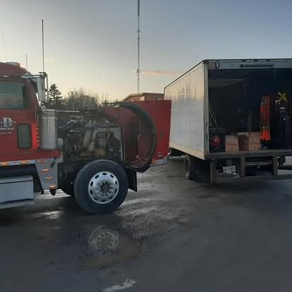 Disabled truck with a Con-Tech Mechanical service trailer on scene